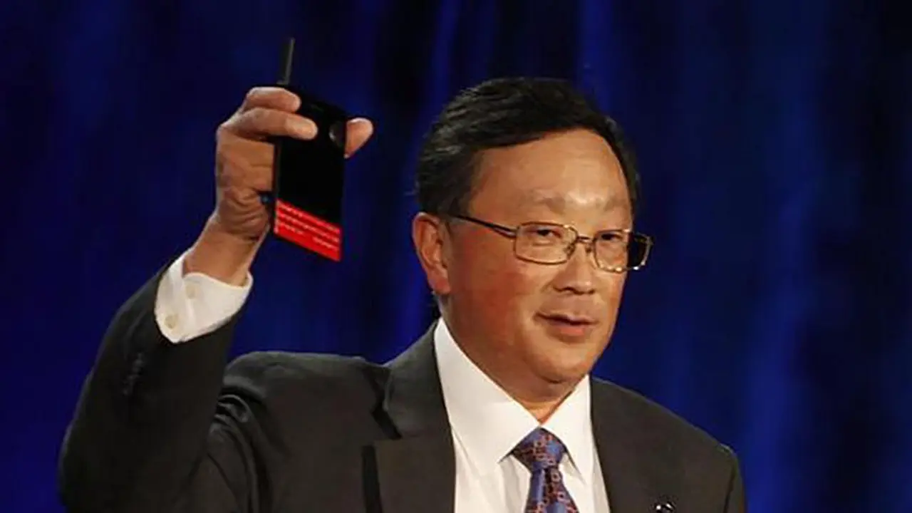 BlackBerry Passport Tampil Menggoda Dalam Balutan Warna Merah