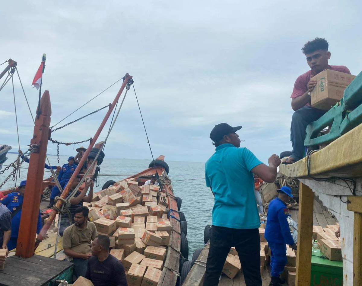 tni al salurkan bantuan ke aceh