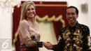 Presiden Jokowi (kanan) bersalaman dengan Ratu Kerajaan Belanda Maxima di Istana Merdeka, Jakarta, Kamis (1/9). Ratu Maxima berkunjung sebagai Penasihat Khusus Sekjen PBB tentang Perkembangan Inklusi Keuangan bagi Pembangunan. (Liputan6.com/Faizal Fanani)