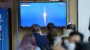 Orang-orang menonton layar TV yang menayangkan program berita langsung peluncuran roket Nuri di stasiun kereta api di Seoul, Korea Selatan, Selasa (21/6/2022). Korea Selatan meluncurkan roket luar angkasa pertama yang dibuat di dalam negeri pada Selasa (21/6). (AP Photo/Lee Jin-man)