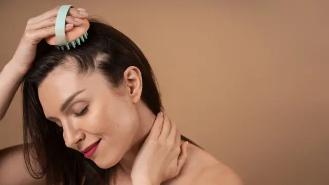 Ilustrasi seorang wanita melakukan treatment pada rambut