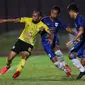 Pemain Barito Putera, Beni Oktovianto (kiri) berebut bola dengan pemain PSIS Semarang, Andreas Crismanto Ado dalam laga pekan ke-8 BRI Liga 1 2021/2022 di Stadion Sultan Agung, Bantul, Rabu (20/10/2021). (Bola.com/Bagaskara Lazuardi)