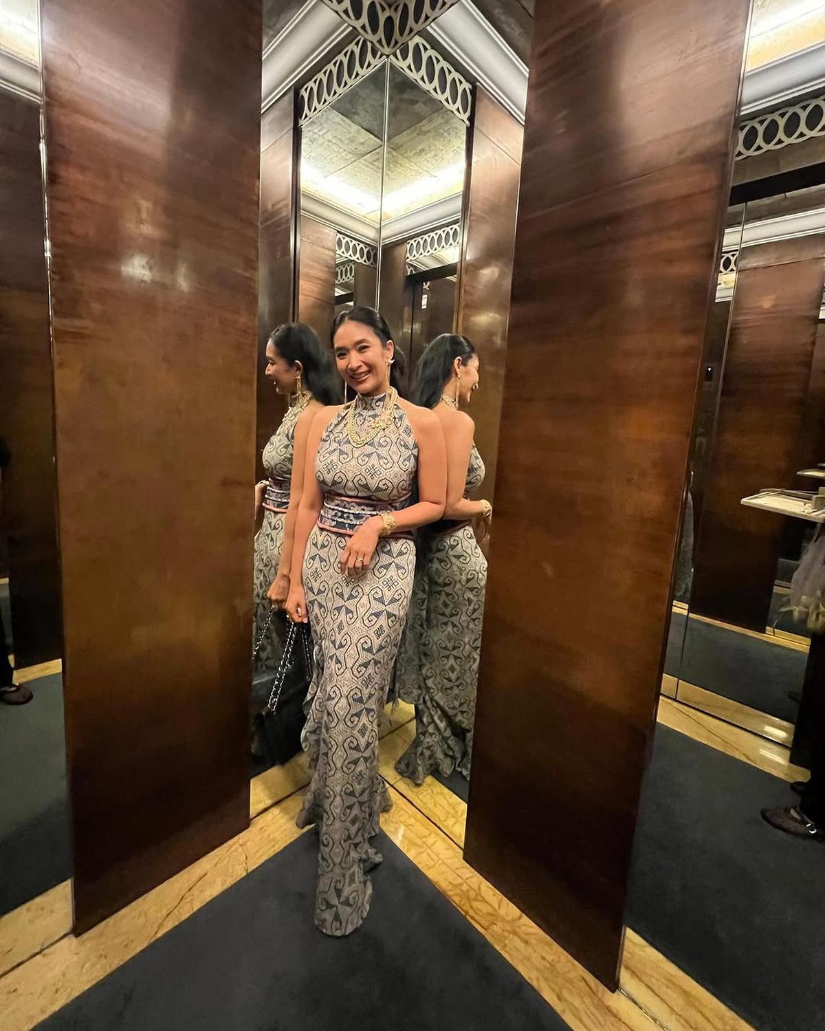Model Batik Casual Hingga Resmi Ala Happy Salma, Bikin Tampilan Simple Tapi Memukau
