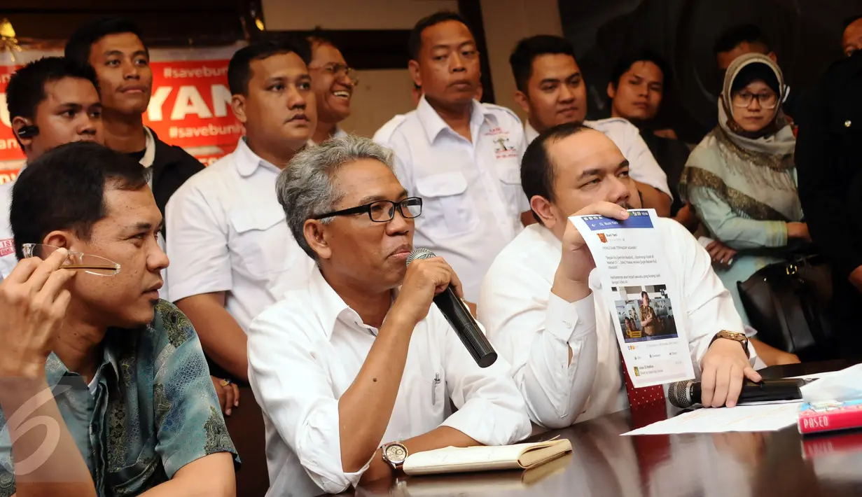 Buni Yani (kedua kiri) didampingi kuasa hukumnya menunjukan hasil print saat mengklarifikasi penyataan potensi menjadi tersangka dalam kasus dugaan pelanggaran UU IT dalam kasus dugaan penistaan agama, Jakarta (7/11). (Liputan6.com/Helmi Fithriansyah)