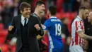 Pelatih Chelsea, Antonio Conte, tampak gembira usai tim asuhanya berhasil mengalahkan Stoke City. Dengan hasil tersebut Chelsea kian kokoh di puncak klasemen dengan mengoleksi 69 poin dari 28 pertandingan. (EPA/Peter Powell)