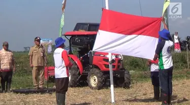 Melakukan upacara di tengah sawah adalah bentuk kepedulian petani pada bangsa. 