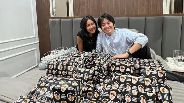 Romantis, Shenina Cinnamon kasih Angga Yunanda kado full wajah.  (Instagram.com/@sheninacinnamon)