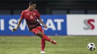 Gelandang Indonesia, Evan Dimas, mengirim umpan saat melawan Chinese Taipei pada laga Grup A Asian Games di Stadion Patriot, Bekasi, Minggu (12/8/2018). Indonesia menang 4-0 atas Chinese Taipei. (Bola.com/Vitalis Yogi Trisna)