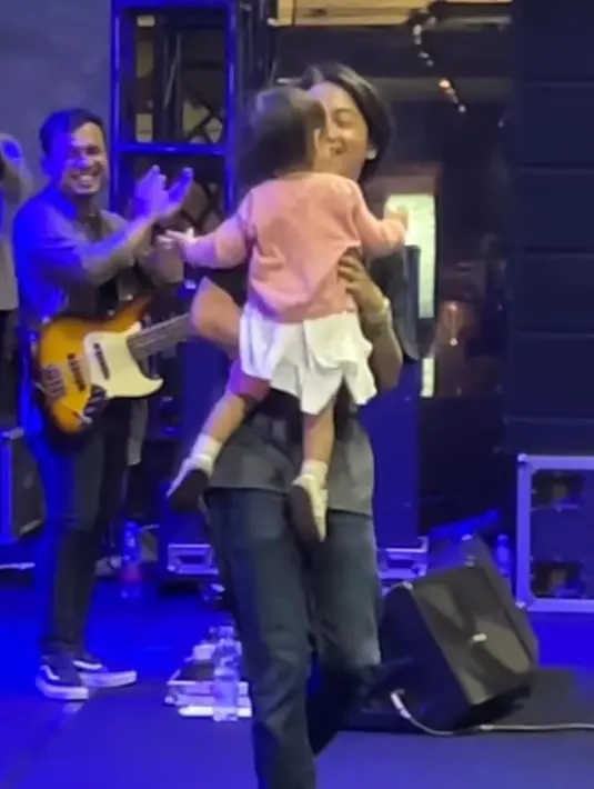 Tak sampai di situ, Fiersa juga memposting wajah menggemaskan sang putri lewat media sosial [instagram/fiersabesari]