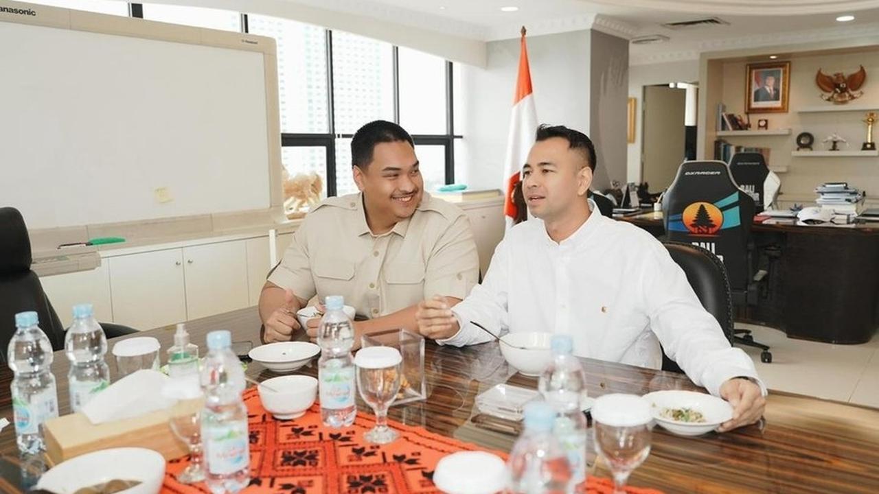 Meskipun memiliki ruangan yang luas dan nyaman, Raffi tidak hanya bekerja dari sana. Ia juga melakukan kolaborasi dengan kementerian lain, termasuk Kementerian Pemuda dan Olahraga, dan mengadakan rapat di Kemenpora bersama Menteri Dito Ariotedjo.<br>