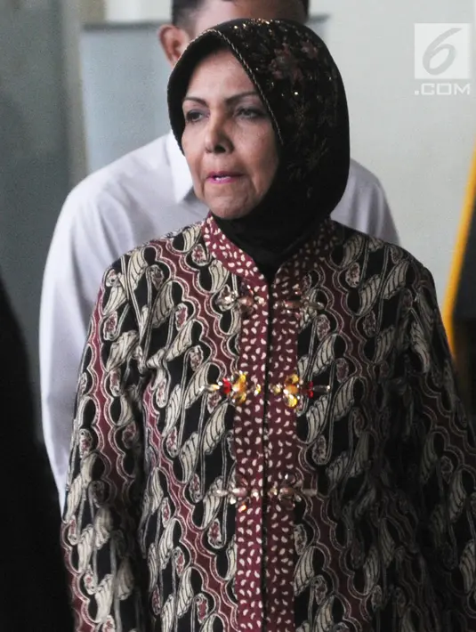 Wakil Ketua Umum Partai Demokrat, Nurhayati Ali Assegaf seusai menjalani pemeriksaan di gedung KPK, Jakarta, Selasa (26/6). Nurhayati diperiksa sebagai saksi untuk tersangka Made Oka Masagung dan Irvanto Hendra Pambudi. (Merdeka.com/Dwi Narwoko)