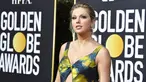 Penyanyi Taylor Swift berpose saat menghadiri Penghargaan Golden Globe Tahunan ke-77 di The Beverly Hilton Hotel di Beverly Hills, California (5/1/2020). Taylor Swift tampil cantik mengenakan gaun motif bunga. (Frazer Harrison/Getty Images/AFP)