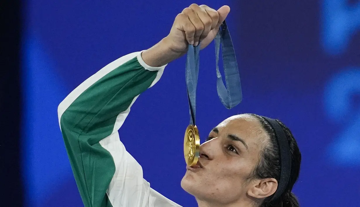 Khelif yang menjadi sorotan karena kontroversi gender di Olimpiade 2024, menang angka mutlak 5-0 atas Liu. (AP Photo/John Locher)