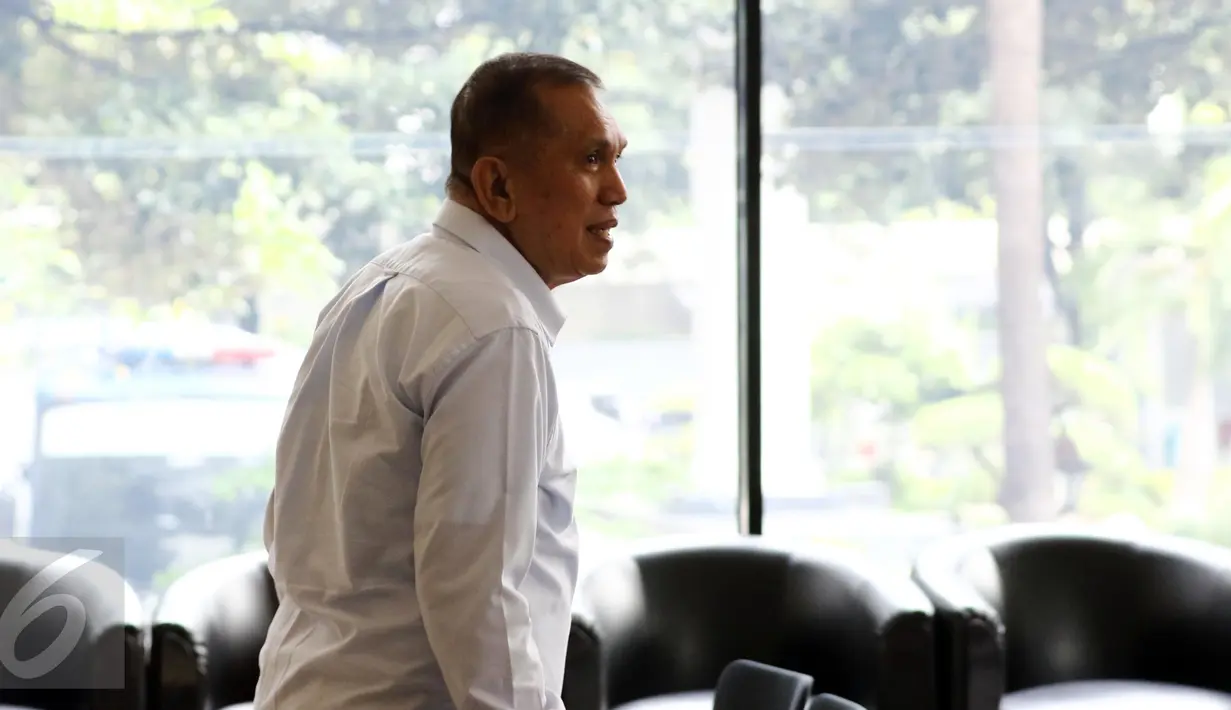 Mantan Ketua Komisi II DPR periode 2009-2014 Chairuman Harahap saat di gedung KPK untuk menjalani pemeriksaan di Jakarta, Selasa (11/10). Politisi itu diperiksa terkait kasus korupsi pengadaan KTP Elektronik tahun 2011-2012. (Liputan6.com/Helmi Affandi)