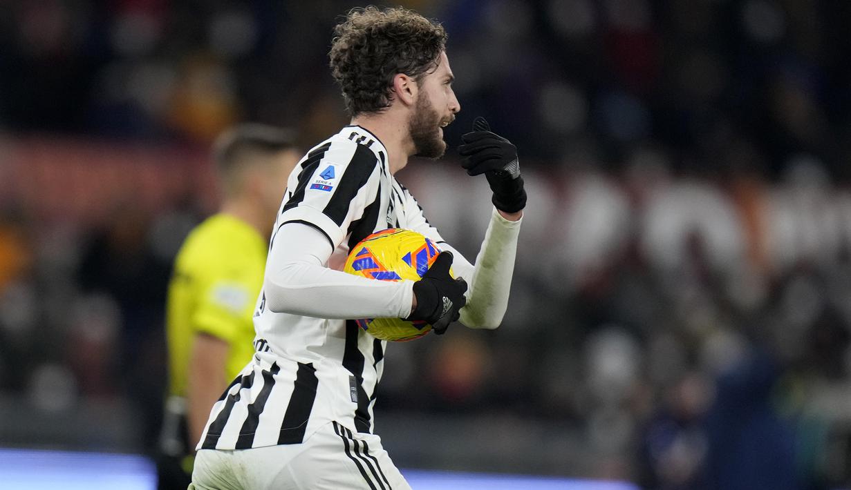 Juventus memperkecil ketertinggalan menjadi 2-3 pada menit ke-70. Gol dicetak via sundulan Manuel Locatelli usai menerima umpan silang Alvaro Morata. (AP/Alessandra Tarantino)