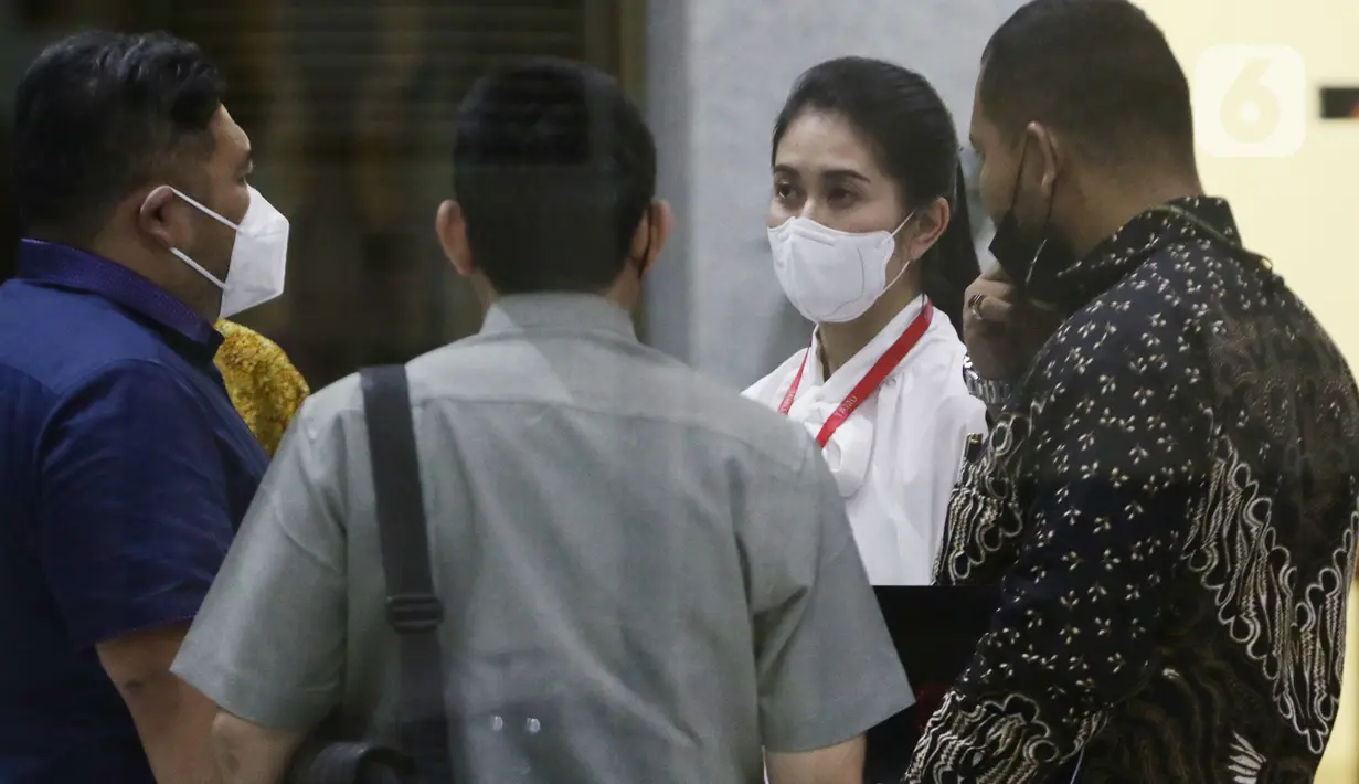 Erini Mutia Yufada (kedua kanan) di gedung KPK, Jakarta, Senin (25/10/2021). Erini diperiksa terkait dugaan suap pengadaan barang-jasa di Kab Musi Banyuasin TA 2021 yang menjerat suaminya, Bupati nonaktif Dodi Reza Alex Noerdin dan Kadis PUPR Herman Mayori. (Liputan6.com/Helmi Fithriansyah)