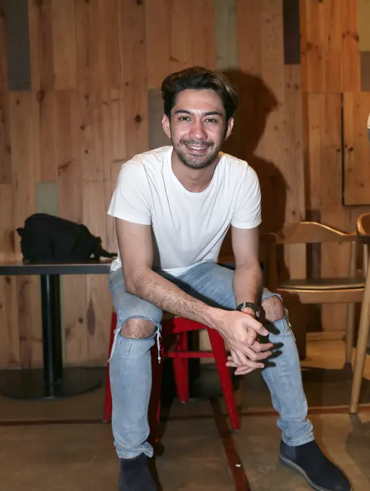 "Karena karakter menarik, makanya oke. Karena emang di skenario dikit part-nya. Tapi saya apapun karakternya, meski 2 atau 3 scene pasti ambil kalau menarik. Syuting di Medan. 2 hari cepet banget. Trus di Senayan," kata Reza. (Galih W. Satria/Bintang.com)