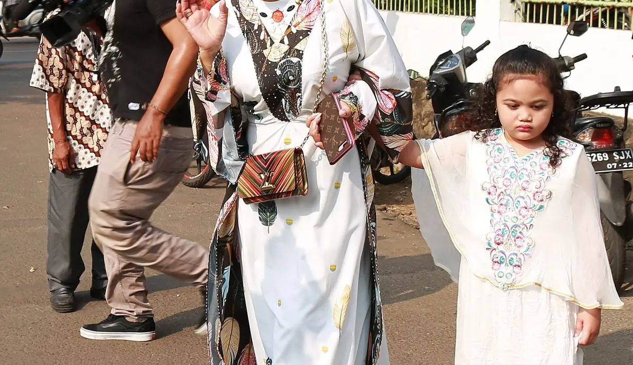 "Jadi kita pemotongan Sabtu ini karena pas kemaren bentrok sama salat Jumat, jadi hari ini. Kalau suami saya sudah melakukan di Dili kemarin selesai salat, jadi saya bertugas di Jakarta bersama anak-anak," ujar Krisdayanti. (Bambang E. Ros/Bintang.com)