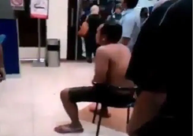 Sopir taksi online itu dibiarkan hanya mengenakan celana boxer saat berteriak minta maaf di tengah-tengah pengunjung bandara. (Liputan6.com/Switzy Sabandar)