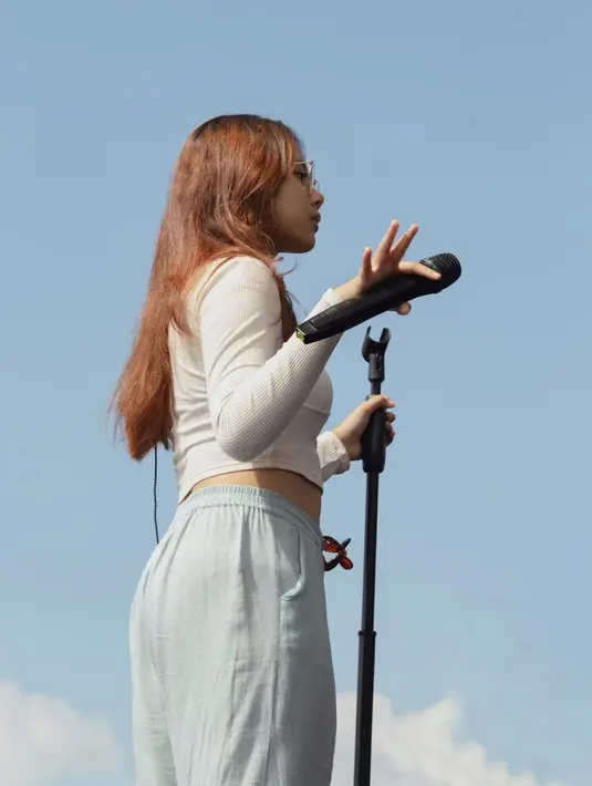Nadin Amizah diketahui pernah turut serta mengisi soundtrack film Disney berjudul Mulan. Bersama dengan Yura Yunita, Agatha Pricilla, serta Sivia Azizah, Nadin Amizah turut serta berkolaborasi dalam menyanyikan lagu Reflection dari Disney tersebut. (Instagram/cakecaine)
