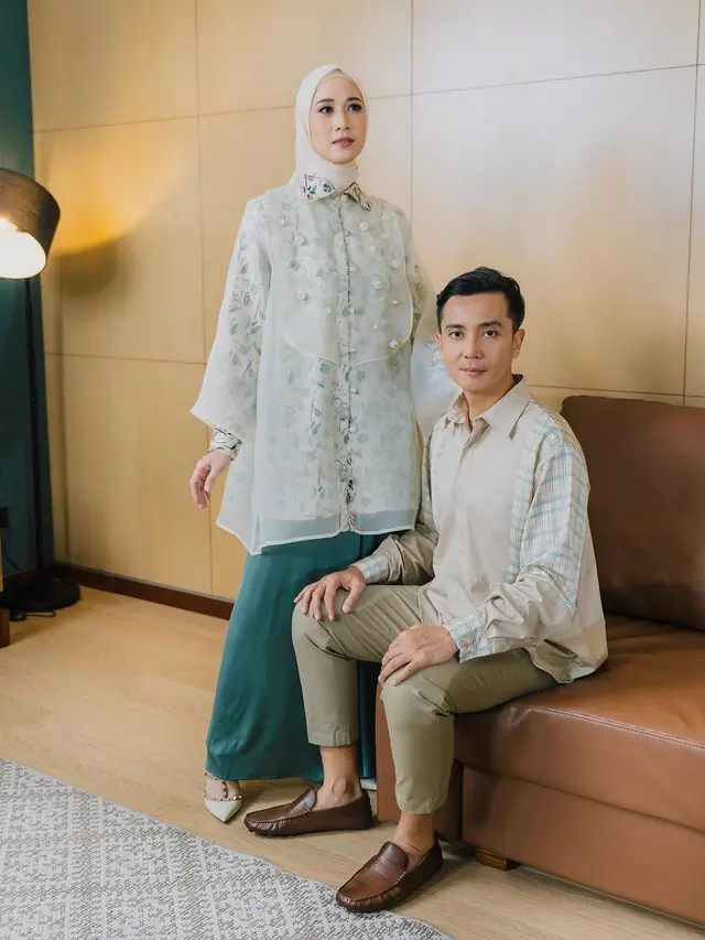 Model Baju Pasangan ala Fanny Gabriana dan Suami, Tampil Modis saat Bukber dan Lebaran