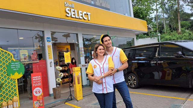 Donna Agnesia dan Darius Sinathrya menjadi brand ambasador sebuah perusahaan minyak