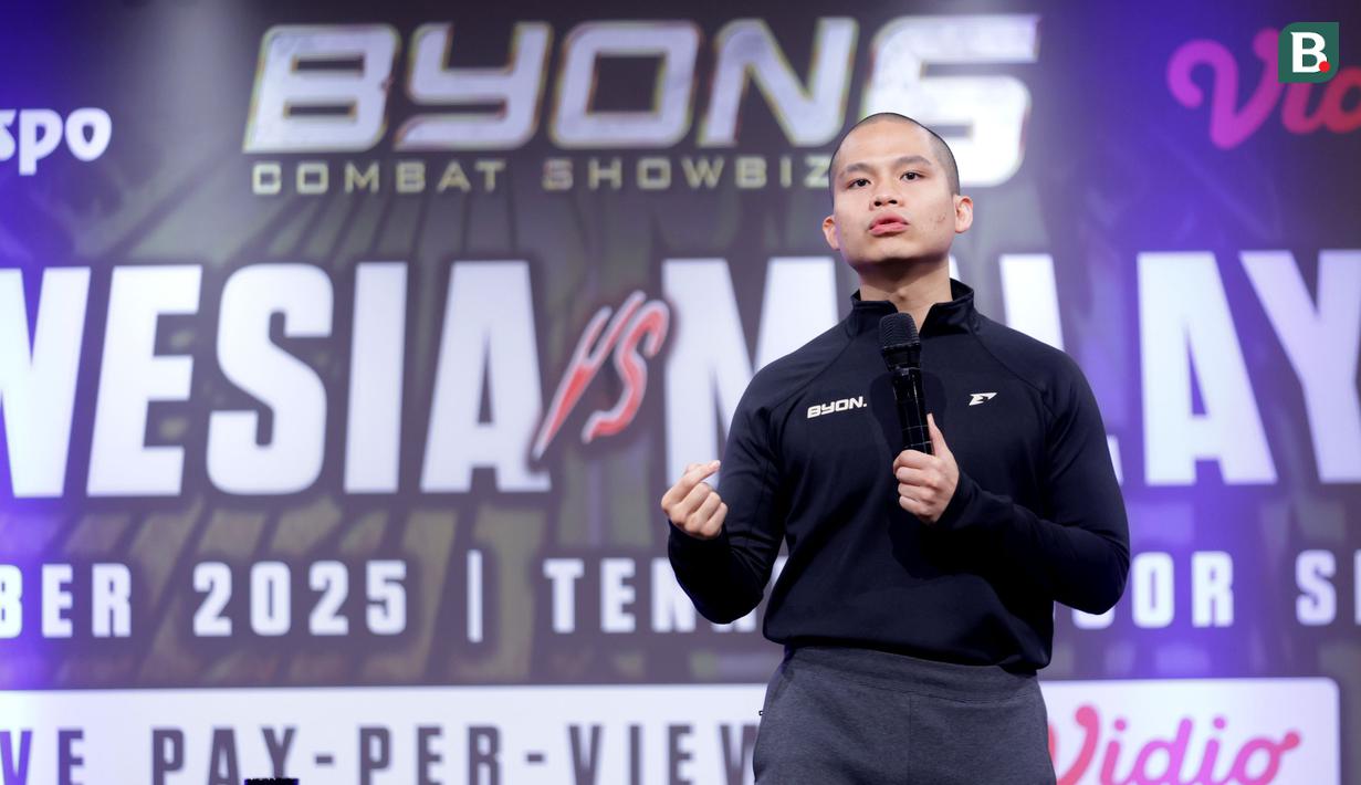 President Byon Combat, Yoshua Marcellos, memberikan sambutan saat jumpa pers Byon Combat Showbiz Vol. 6 di SCTV Tower, Senayan, Jakarta, Kamis, (23/10/2025). (Bola.com/Bagaskara Lazuardi)