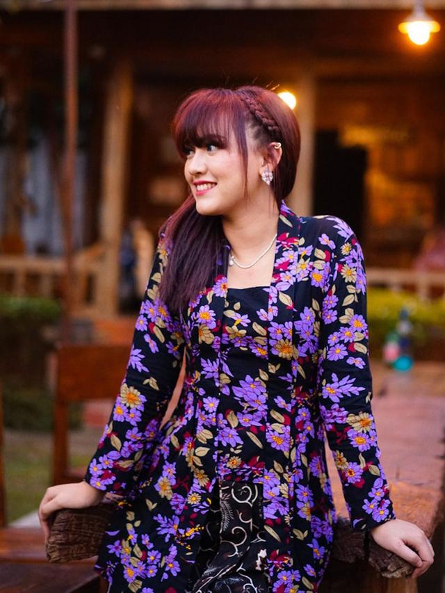 Gaya Menawan Happy Asmara Saat Pakai Kebaya Berwarna Ungu, Bak Kembang Desa. (Sumber: Instagram/fuadromadhona)