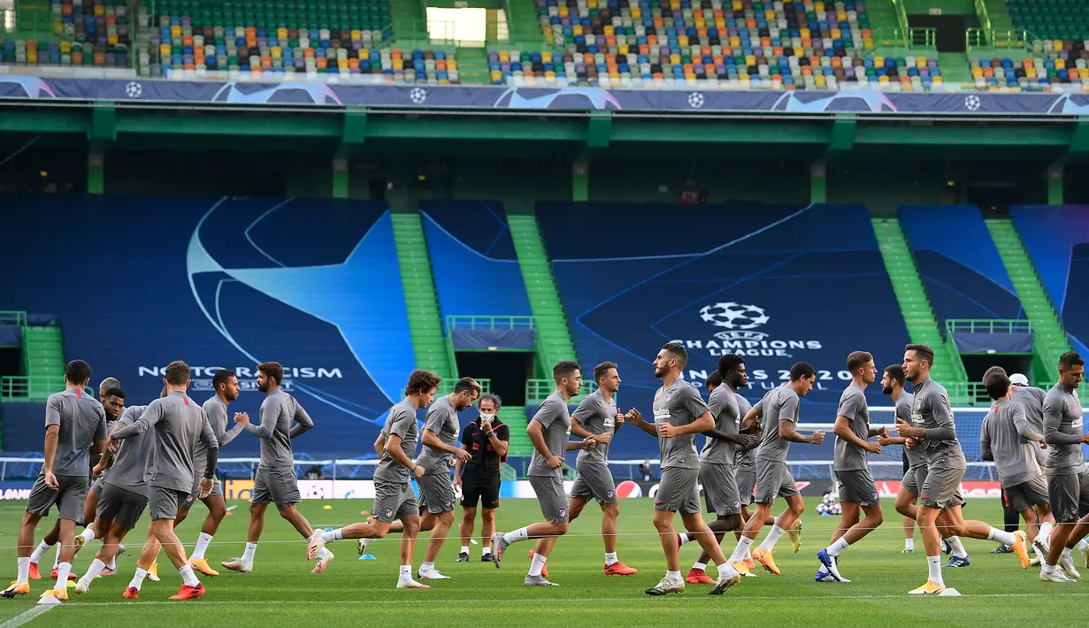 Pemain Atletico Madrid saat mengikuti latihan jelang perempat final Liga Champions 2019/2020 di Estadio Jose Alvalade, Portugal, Kamis (13/8/2020). Atletico Madrid akan menghadapi RB Liepzig di perempat final liga Champions. (AFP/Lluis Gene)