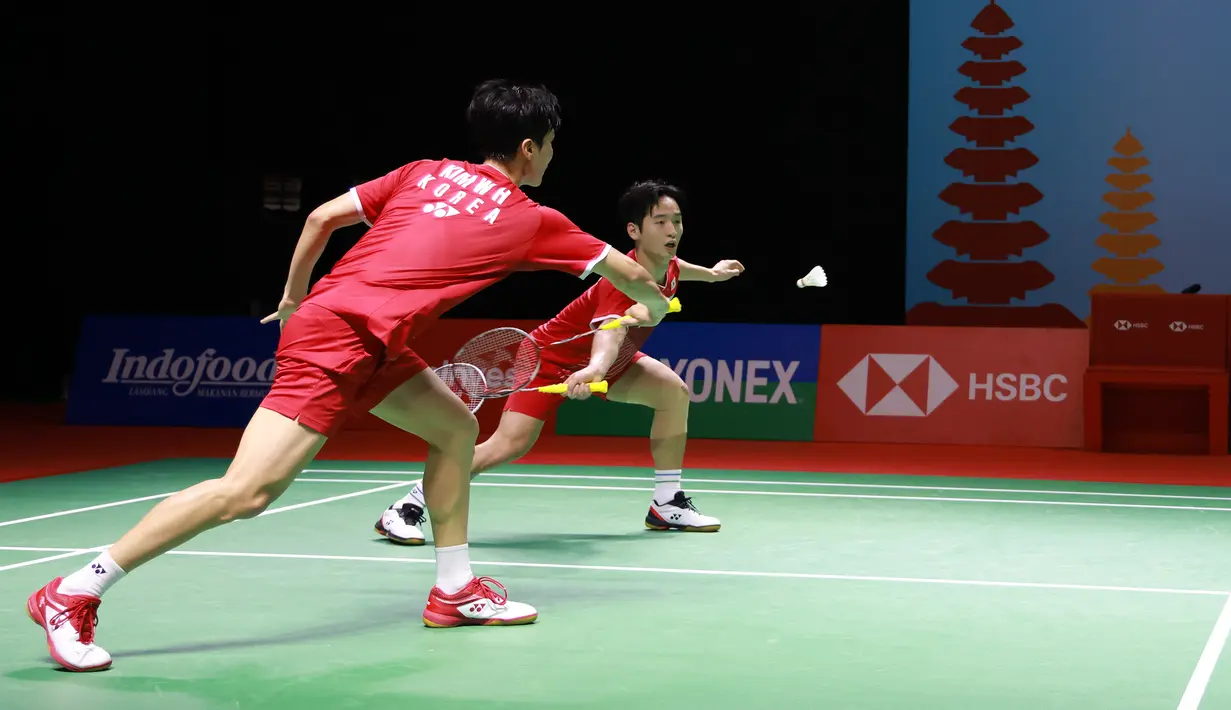 Di game pertama, permainan dikendalikan oleh pasangan Korea Selatan, Choi Sol-gyu/Kim Won-ho. Di interval, mereka mampu unggul 11-9 atas Kevin Sanjaya/Marcus Gideon dan mampu menutup game pertama dengan skor telak 21-12. (Dok. PBSI)