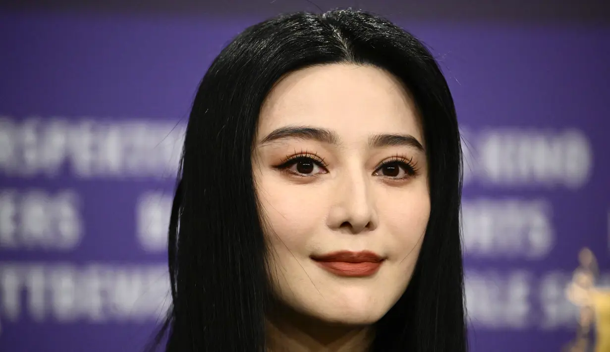 Aktris China Fan Bingbing terlihat selama konferensi pers dan dan premier film terbarunya Green Night yang digelar di Berlinale Internatioval Film Festival 2023, Kamis (23/2/2023). Kini kembali tampil di acara selebriti untuk mempromosikan filmnya Green Night, Fan Bingbing diserbu pertanyaan seputar skandal pajaknya saat jumpa pers. (Tobias SCHWARZ / AFP)