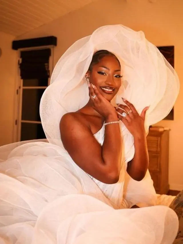 Viral Momen Penyanyi Tems Pakai Gaun Awan Dramatis di Oscar 2023, Dikritik Halangi Penonton