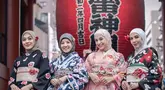 Liburan Natasha Rizky dan geng Ranayu ini bukan hanya sekadar menikmati indahnya negeri Sakura, tetapi juga mencoba pengalaman budaya lokal. Dalam salah satu foto, mereka tampak berpose di depan lampion raksasa khas kuil Jepang dengan kimono bermotif bunga yang anggun. (Liputan6.com/IG/@ninazatulini22)
