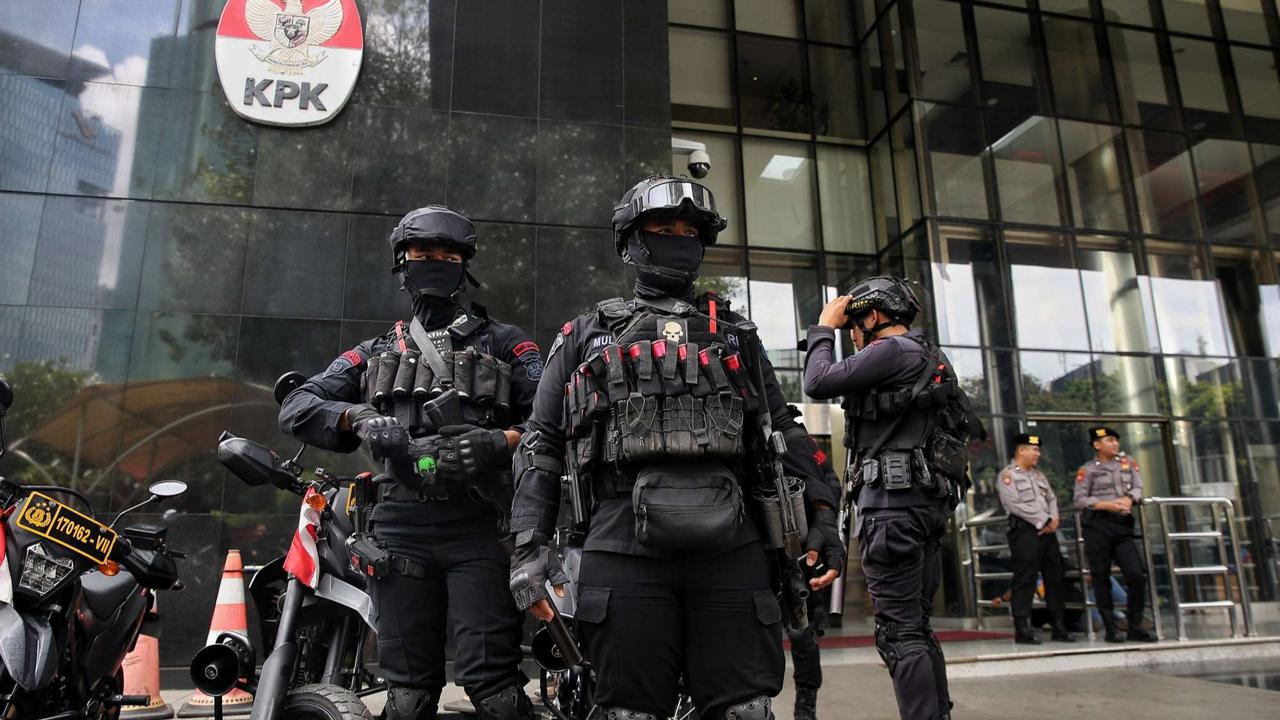 Gedung KPK Dijaga Ketat Polisi Bersenjata Saat Hasto Kristiyanto Diperiksa