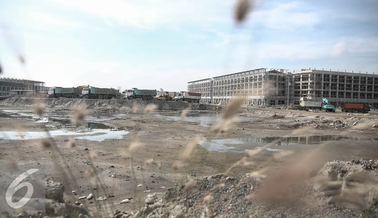 Suasana bangunan di Proyek Reklamasi Pulau C dan D di Pantai Utara Jakarta, Rabu (4/5). Pengembang tetap membangun di atas daratan terbentuk, meski belum mengantongi izin mendirikan bangunan (IMB) dari Pemprov DKI Jakarta. (Liputan6.com/Faizal Fanani)