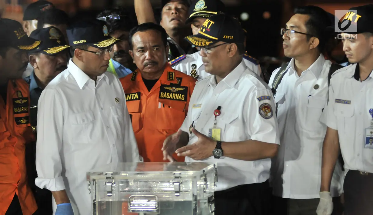 Menhub Budi Karya berbincang dengan Kepala KNKT Soerjanto Tjahjono saat rilis terkait penemuan Black Box atau kotak hitam dari pesawat Lion Air JT 610 di posko evakuasi JICT 2, Tanjung Priok, Jakarta, Kamis (1/11). (Merdeka.com/Iqbal S. Nugroho)
