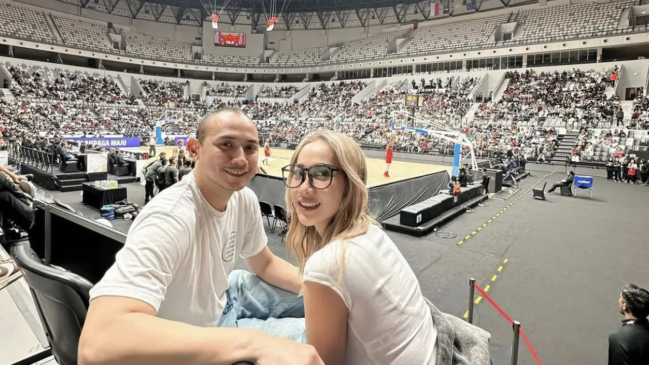 Potret kebersamaan Tiko dan BCL saat menonton basket, sumber Instagram: @tikoaryawardhana