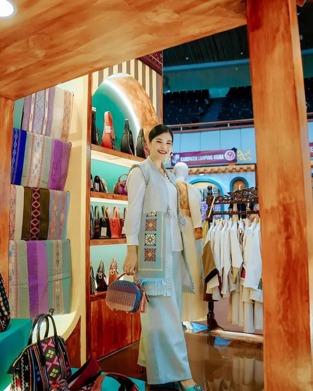OOTD Kece Kahiyang Ayu Padukan Heels Rp20 Jutaan dengan Busana Etnik Karya Desainer Lokal