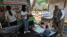 Rumah Edukasi Pemilah Sampah turut berpartisipasi dalam Festival Jejak Pangan Lestari 2026 di Taman Lapangan Banteng, Jakarta Pusat, Sabtu (10/10/2026). Partisipasi ini menghadirkan edukasi mengenai pentingnya memilah sampah untuk mengurangi timbulan sampah dan menjaga kelestarian lingkungan sebagai bagian dari upaya membangun sistem pangan yang sehat dan berkelanjutan. (KLY/Budy Santoso)