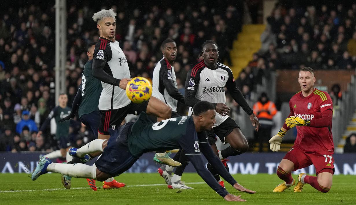Arsenal baru saja menelan kekalahan ke-4 di Liga Inggris musim 2023/2024 setelah takluk 1-2 dari sesama tim asal London, Fulham di Craven Cottage, London, Minggu (31/12/2023). Kekalahan di pengujung tahun 2023 tersebut nyatanya ada andil dari 3 mantan pemain Arsenal yang kini membela Fulham. Berikut ketiga eks Arsenal tersebut. (AP Photo/Alastair Grant)