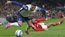 Pemain Tottenham Hotspur, Pedro Porro (kiri) berebut bola dengan pemain Nottingham Forest, Morgan Gibbs-White dalam laga lanjutan Liga Inggris 2024/2025 di Tottenham Hotspur Stadium, London, Inggris, Selasa (22/04/2025). (AP Photo/Dave Shopland)