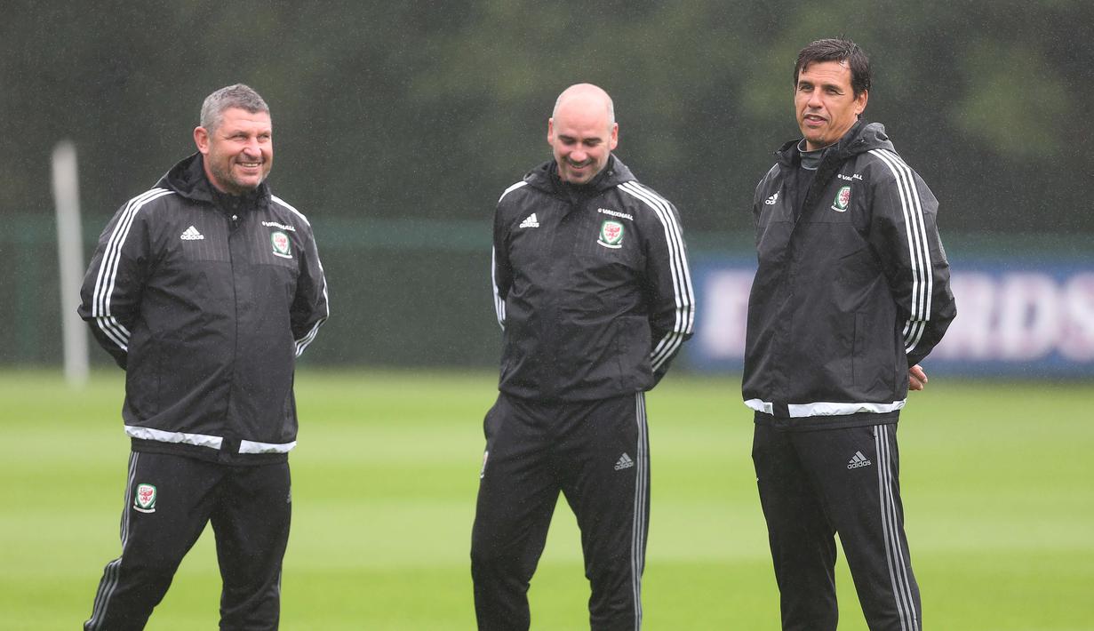 Pelatih Wales, Chris Coleman (kanan) mengawasi latihan timnya guna menghadapi Moldova pada kualifikasi piala Dunia 2018 di  The Vale Resort, Hensol, Wales (31/8/16) (Action Images via Reuters/Matthew Childs)
