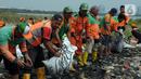 Pembersihan didukung kendaraan angkut seperti mobil truk sebanyak 11 unit, alat berat 2 unit, kapal (perahu) 6 unit dari Administrasi Kepulauan Seribu. Target pengangkutan sampah sekitar 90 ton dengan kapal besar. (merdeka.com/Imam Buhori)