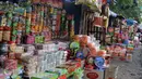 Salah satu kios penjual kue kering musiman di kawasan Ciracas, Jakarta, Minggu (12/7/2015). Sejak beberapa hari terakhir, transaksi pedagang musiman kue kering mengalami peningkatan menjelang hari raya Idul Fitri. (Liputan6.com/Helmi Afandi)