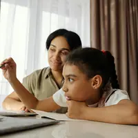 Langkah praktis bagi orang tua dalam menciptakan lingkungan yang suportif agar anak merasa aman untuk mencoba hal baru tanpa takut salah. [Dok/Pexels.com/August de Richelieu].