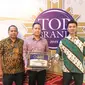 Head of Marketing Division PT Gajah Tunggal Tbk, Leonard Gozali (tengah) saat menerima penghargaan (istimewa)