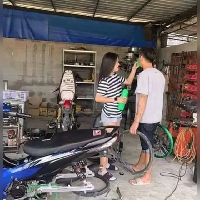 6 Potret Pacar Montir yang Perhatian Ini Romantis Banget