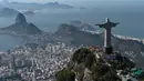 Pemandangan Patung Yesus Kristus sedang memberkati  kota Rio menjadi salah satu pemandangan menarik di Rio de Janeiro, Brasil, (26/6/2014). (AFP/Yasuyoshi Chiba)