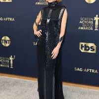 Lihat tampilan gaun sequin klasik koleksi Fendi Couture Spring/Summer 2022 modern Naomi Watts di Screen Actors Guild Awards 2022 (Foto: FENDI)