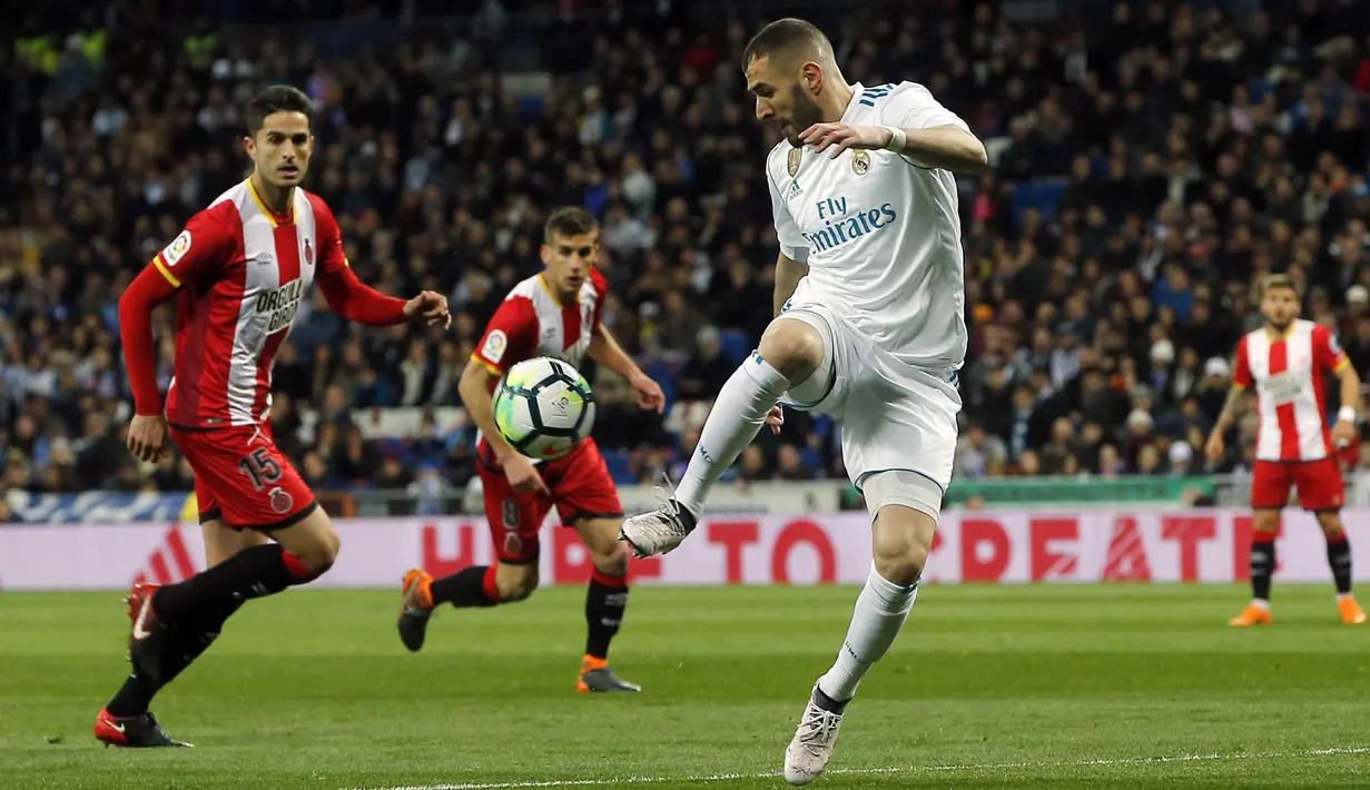 Striker Real Madrid, Karim Benzema, mengontrol bola saat pertandingan melawan Girona pada laga La Liga di Stadion Santiago Bernabeu, Senin (19/3/2018). Real Madrid menang 6-3 atas Girona. (AP/Paul White)